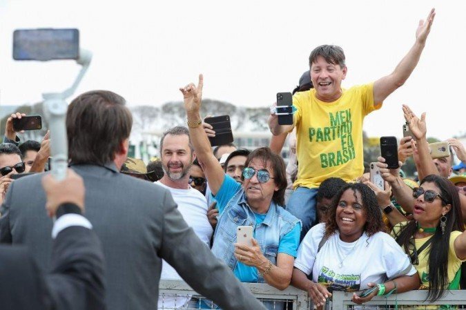  Presidente Bolsonaro se encontra com apoiadores na rampa do Palácio do Planalto.