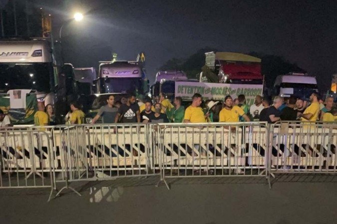 Manifestantes contidos em barreira montada pela PM na altura da Alameda das Bandeiras