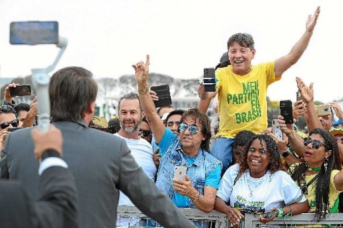 Bolsonaro interage com apoiadores em frente ao Planalto, na véspera das manifestações de 7 de Setembro: em busca do respaldo popular -  (crédito: Marcos Correa/PR)