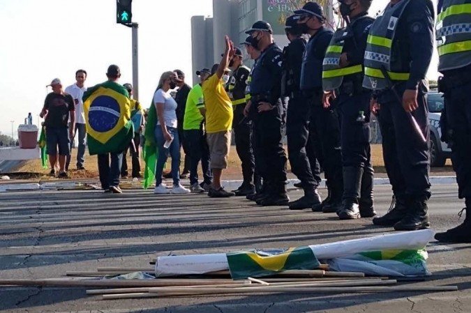 Um dos detidos levava ainda uma arma branca - (crédito: Pedro Marra/ CB) Um dos detidos levava ainda uma arma branca - (crédito: Pedro Marra/ CB)