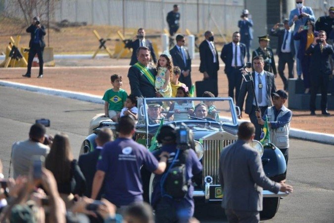 A cerimônia, ao ar livre, foi iniciada com a chegada de 18 paraquedistas na residência oficial, seguido da entrega da bandeira do Brasil ao presidente por uma paraquedista militar - (crédito: Ed Alves/CB/DA. Press) A cerimônia, ao ar livre, foi iniciada com a chegada de 18 paraquedistas na residência oficial, seguido da entrega da bandeira do Brasil ao presidente por uma paraquedista militar - (crédito: Ed Alves/CB/DA. Press)