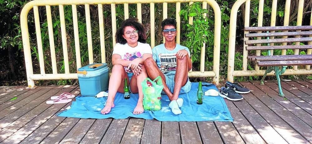 Jéssica e Jeferson aproveitaram o dia com um piquenique no Deck Sul