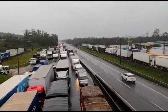 Caminhoneiros já impediram o tráfego em rodovias de 8 estados -  (crédito: Reprodução/ Redes sociais)