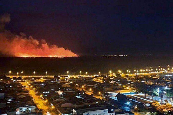 Ontem, bombeiros tentavam conter as chamas na Flona de Brasília e na Ermida Dom Bosco - (crédito: Arquivo Pessoal) Ontem, bombeiros tentavam conter as chamas na Flona de Brasília e na Ermida Dom Bosco - (crédito: Arquivo Pessoal)