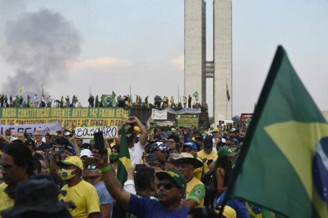 Manifestantes pró-Bolsonaro na Esplanada dos Ministérios após atos do 7 de Setembro - (crédito: Minervino Júnior/CB/D.A. Press) Manifestantes pró-Bolsonaro na Esplanada dos Ministérios após atos do 7 de Setembro - (crédito: Minervino Júnior/CB/D.A. Press)