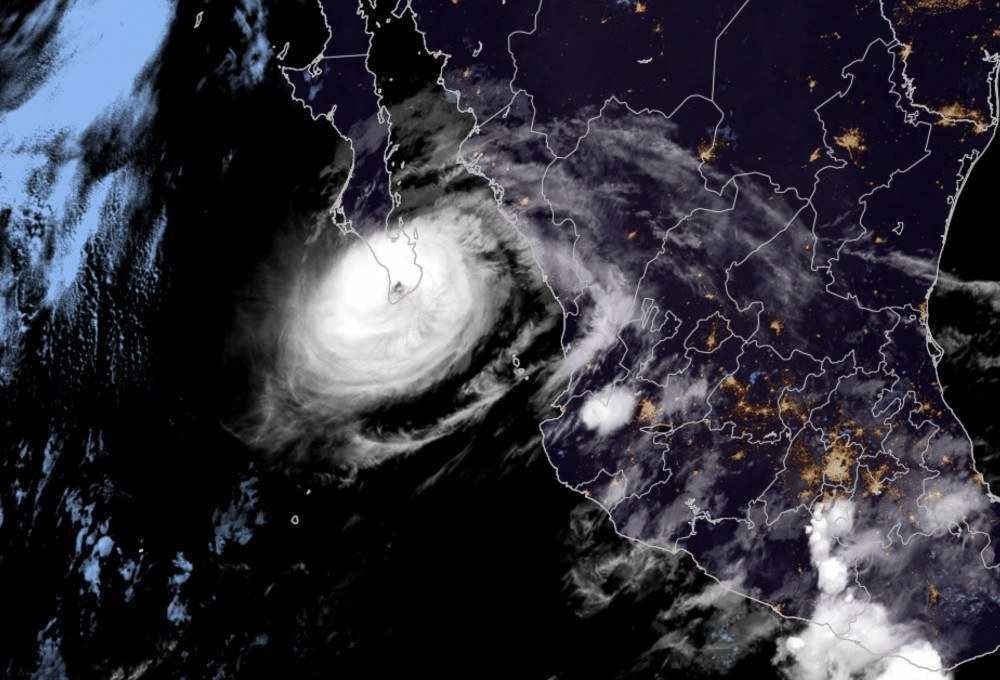 Furacão Olaf traz tempestade ao se aproximar do noroeste do México