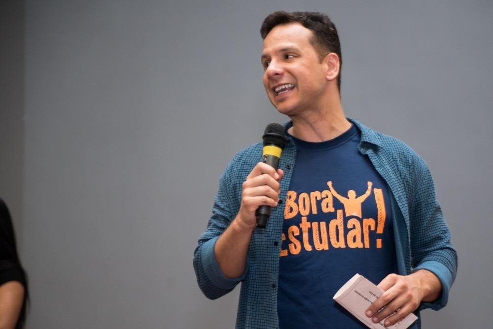 O cientista político e deputado federal Israel Batista, conhecido por apoiar cursinhos populares para vestibulares, estava em uma aula do tipo, em uma iniciativa criada por ele e amigos, quando soube do atentado do 11 de setembro. O cientista político e deputado federal Israel Batista, conhecido por apoiar cursinhos populares para vestibulares, estava em uma aula do tipo, em uma iniciativa criada por ele e amigos, quando soube do atentado do 11 de setembro.
