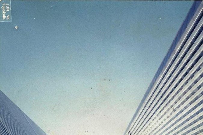 Adriana Nunes e o ex-marido, Adriano Siri, em frente às Torres Gêmeas, em 1998. Atores conheceram a imponência e o simbolismo do ponto turístico