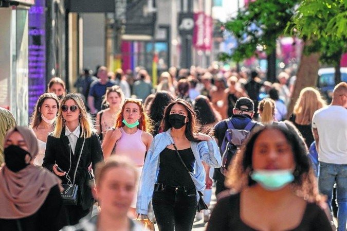 Rua em Londres: a cepa delta, descoberta na Índia, é 60% mais contagiosa que a alfa, registrada, pela primeira vez, no Reino Unido -  (crédito: Niklas Halle’n/AFP - 7/6/21)