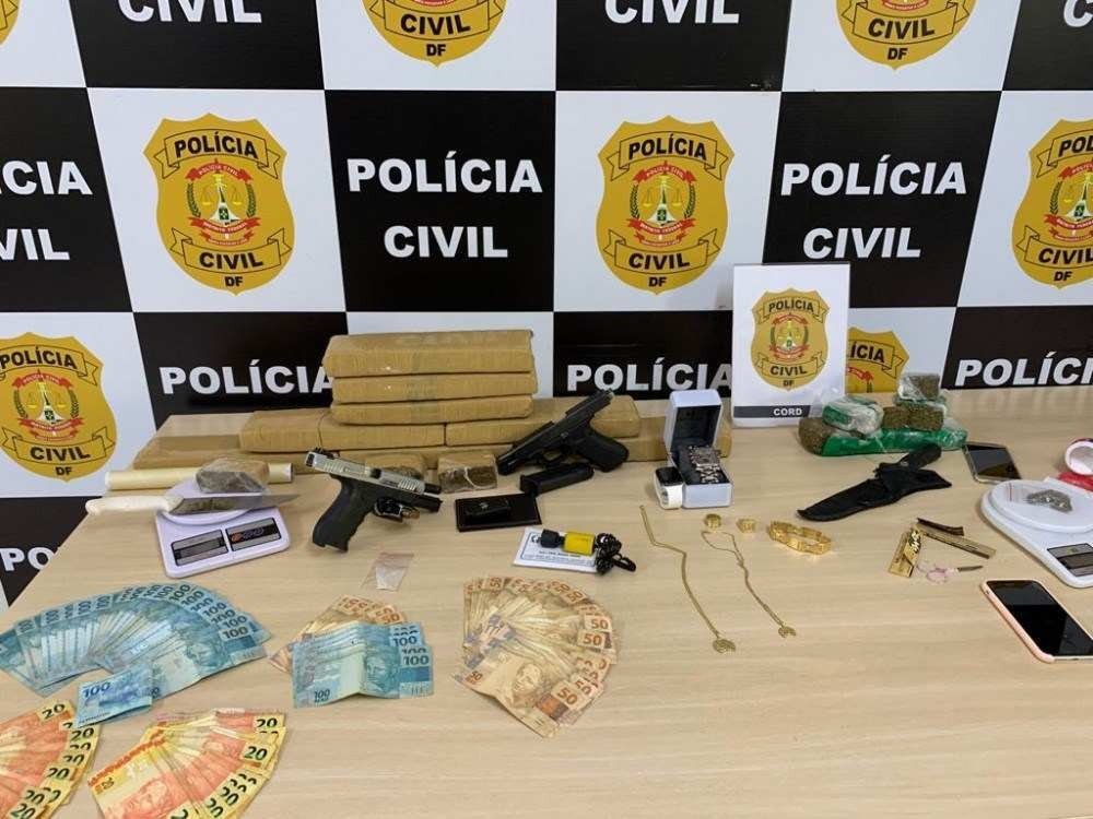  Na casa, os policiais apreenderam duas pistolas 9mm, sendo delas uma pistola glock com seletor de rajadas e outra com numeração raspada, além de 15kg de maconha, dois carros de luxo, dois jet-skis e R$ 5,5 mil. 