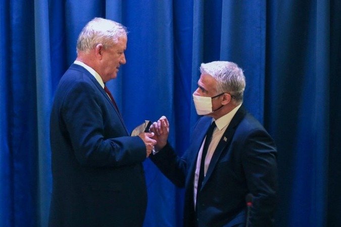 O ministro da Defesa israelense Benny Gantz (E) e o ministro das Relações Exteriores Yair Lapid falam na reunião de gabinete no gabinete do Ministério das Relações Exteriores em Jerusalém, em 11 de setembro de 2021. - (crédito: ABIR SULTAN / POOL / AFP) O ministro da Defesa israelense Benny Gantz (E) e o ministro das Relações Exteriores Yair Lapid falam na reunião de gabinete no gabinete do Ministério das Relações Exteriores em Jerusalém, em 11 de setembro de 2021. - (crédito: ABIR SULTAN / POOL / AFP)