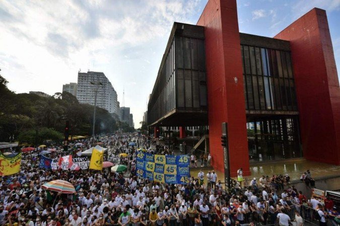 Manifestantes participam de um protesto convocado por grupos e partidos de direita para exigir o impeachment do presidente brasileiro Jair Bolsonaro, em São Paulo, Brasil, em 12 de setembro de 2021. - (crédito: NELSON ALMEIDA / AFP) Manifestantes participam de um protesto convocado por grupos e partidos de direita para exigir o impeachment do presidente brasileiro Jair Bolsonaro, em São Paulo, Brasil, em 12 de setembro de 2021. - (crédito: NELSON ALMEIDA / AFP)