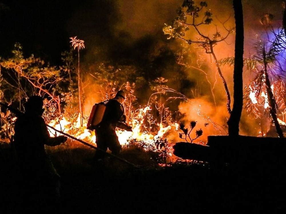 Incêndio que ilhou turistas já percorre 20 km na região dos Veadeiros