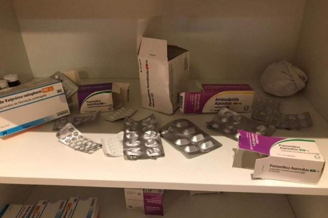 No imóvel, os filhos encontraram várias caixas de rivotril, medicamento utilizado no tratamento de distúrbios de ansiedade, como síndrome do pânico, ansiedade social, entre outros
