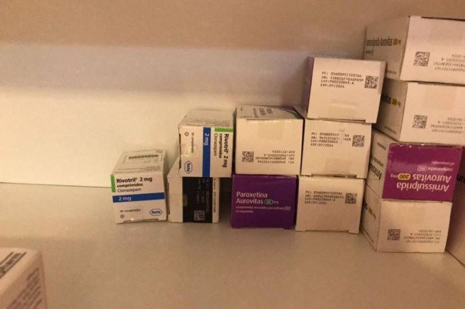 No imóvel, os filhos encontraram várias caixas de rivotril, medicamento utilizado no tratamento de distúrbios de ansiedade, como síndrome do pânico, ansiedade social, entre outros