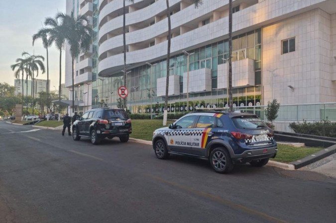 Policiais militares e civis estiveram no hotel para diligências -  (crédito: Darcianne Diogo/CB/D.A Press)
