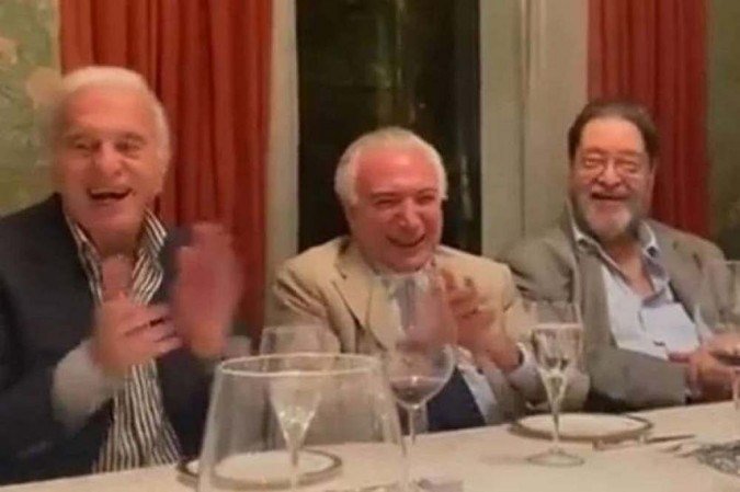Temer, em jantar com políticos e empresários, dá gargalhada e aplaude humorista que imitava Jair Bolsonaro - (crédito: Twitter/Reprodução) Temer, em jantar com políticos e empresários, dá gargalhada e aplaude humorista que imitava Jair Bolsonaro - (crédito: Twitter/Reprodução)