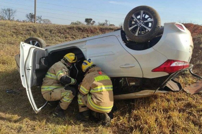 Capotamento na BR 020 na manh&atilde; desta ter&ccedil;a-feira (14/9) -  (crédito: CBM/DF)