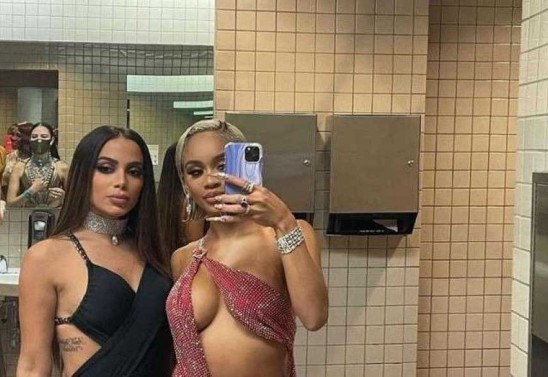 Anitta e Saweetie posam no banheiro do Met Gala 2021 (foto: Reprodução/Twitter)