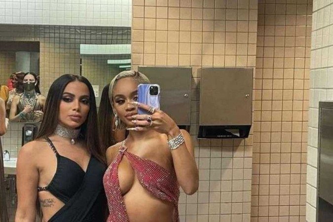 (crédito: Anitta e Saweetie posam no banheiro do Met Gala 2021 (foto: Reprodução/Twitter)) (crédito: Anitta e Saweetie posam no banheiro do Met Gala 2021 (foto: Reprodução/Twitter))