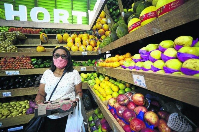 A professora Auta Sol, 57 anos, prefere fazer compras em feiras e tem o hábito de pesquisar bastante os preços - (crédito: Marcelo Ferreira/CB/D.A Press) A professora Auta Sol, 57 anos, prefere fazer compras em feiras e tem o hábito de pesquisar bastante os preços - (crédito: Marcelo Ferreira/CB/D.A Press)
