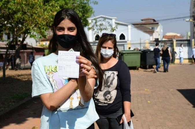 Ana Carolina Chaves, 14, moradora do Guará, foi ao posto com a mãe Adriana Aparecida Chaves. 