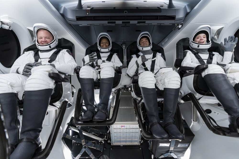 Os quatro tripulantes que apostaram na missão inédita de voar sem auxílio de um astronauta profissional Os quatro tripulantes que apostaram na missão inédita de voar sem auxílio de um astronauta profissional