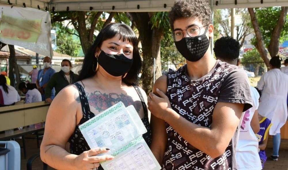 Fernando Gomes,14 anos, chegou 30 minutos antes do horário programado (8h) e estava aguardando ansioso junto à mãe Fanny Silva. 