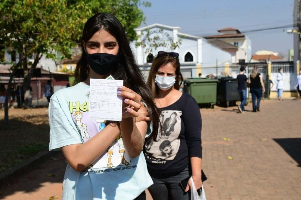 Ana Carolina Chaves, 14, moradora do Guará, foi ao posto com a mãe Adriana Aparecida Chaves. 