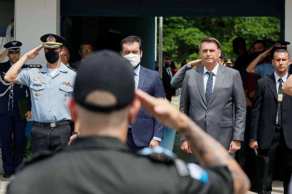 Bolsonaro critica quarentena eleitoral para policiais e militares