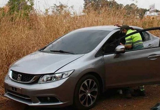 Carro roubado em Ribeirão Preto, usado pelos suspeitos para irem até o shopping, onde sequestraram a vítima, foi localizado abandonado pela PRF (foto: Jairo Chagas/Jornal da Manhã/Divulgação)