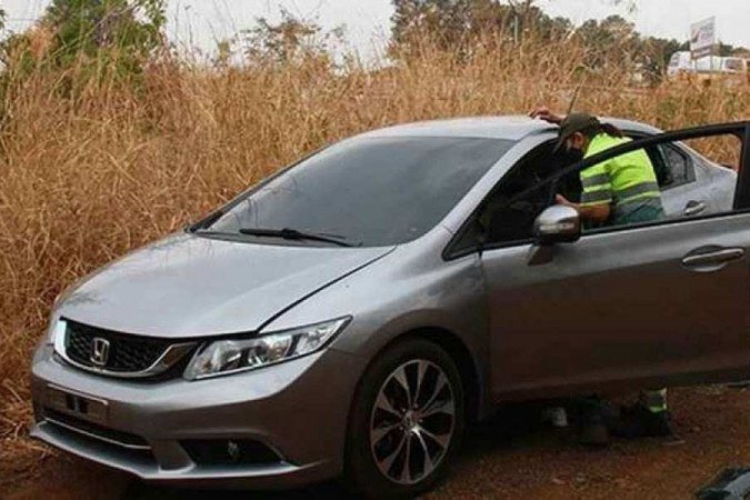 (crédito: Carro roubado em Ribeirão Preto, usado pelos suspeitos para irem até o shopping, onde sequestraram a vítima, foi localizado abandonado pela PRF (foto: Jairo Chagas/Jornal da Manhã/Divulgação))