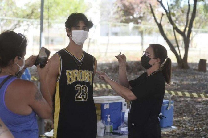 Vacinação contra a covid 19 para jovens de 17 anos no centro de saúde Asa Norte 114/115 -  (crédito: Minervino Júnior/CB/D.A Press)