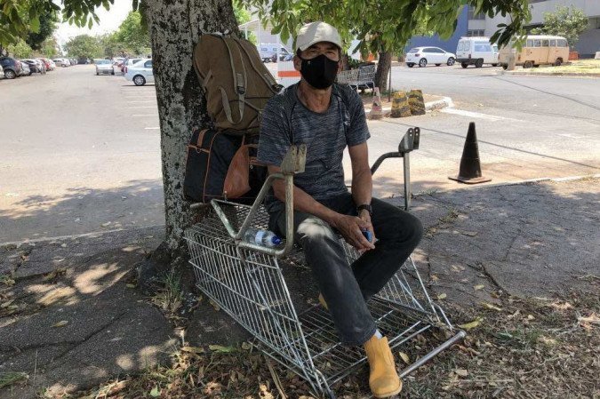 Erasmo Barbosa, 62 anos, mora embaixo de um pé de árvore