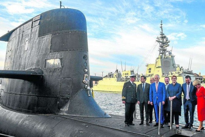 Emmanuel Macron (segundo à esquerda) vistoria submarino, em Sydney -  (crédito: Brendan Esposito/AFP)