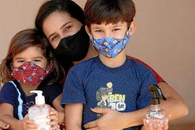 Larissa dialogou com os filhos sobre a importância da proteção contra a covid-19 -  (crédito: Carlos Vieira/CB/D.A Press)