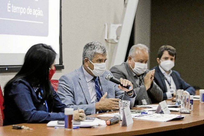 Secretário de Saúde do DF, general Pafiadache (ao centro), afirmou que doses distribuídas aos postos de vacinação não serão devolvidas ao estoque, e campanha prossegue - (crédito: Breno Esaki/Agencia Saúde DF) Secretário de Saúde do DF, general Pafiadache (ao centro), afirmou que doses distribuídas aos postos de vacinação não serão devolvidas ao estoque, e campanha prossegue - (crédito: Breno Esaki/Agencia Saúde DF)