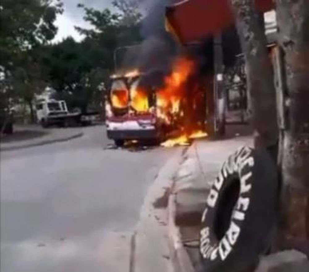 Milicianos incendeiam vans em guerra na zona oeste do Rio