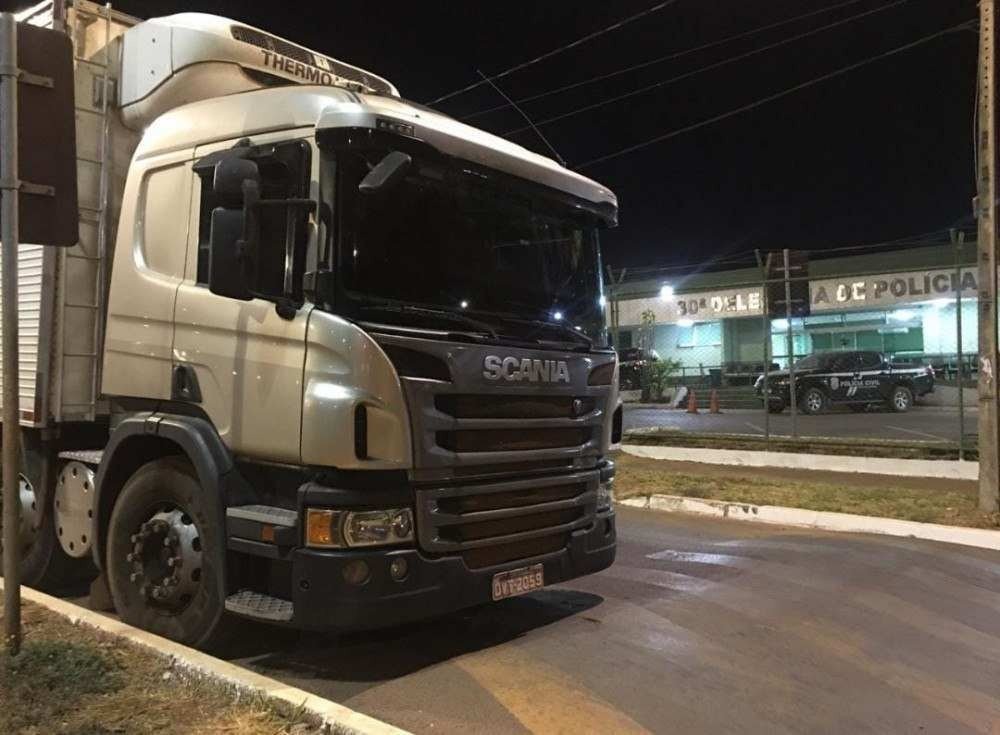 Bandidos rendem caminhoneiro no Entorno do DF e roubam R$ 430 mil em carnes