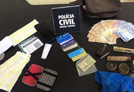 Os materiais e objetos encontrados em poder do falso policial, pelos verdadeiros policiais (foto: Polícia Civil/Divulgação)