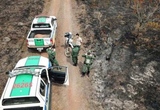 Conforme a PMMG, o incêndio florestal causou a destruição da vida animal e vegetal e consumiu diversas plantações (foto: PMMG/Divulgação)