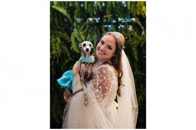 Noiva Claudiane Trindade com sua cadela Lucy, que foi a dama de seu casamento