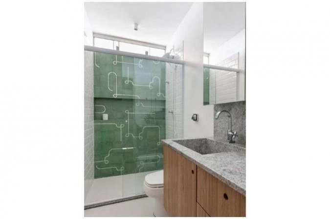 Este ladrilho hidráulico verde com desenho inspirado nas famosas tesourinhas foi aplicado na parede do box Este ladrilho hidráulico verde com desenho inspirado nas famosas tesourinhas foi aplicado na parede do box