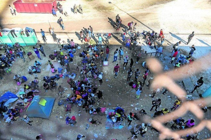 Imigrantes se amontoam debaixo da Ponte Internacional, depois de cruzarem o Río Grande e de entrarem no Texas: à espera da detenção -  (crédito: Jordan Vonderhaar/AFP)