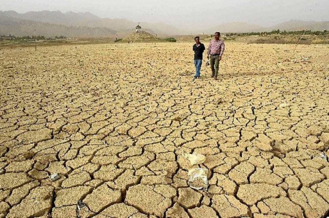 Leito seco de um lago no Paquistão: especialistas têm indicado que relação do homem com o meio ambiente  -  (crédito: Banaras Khan/AFP - 10/6/21)