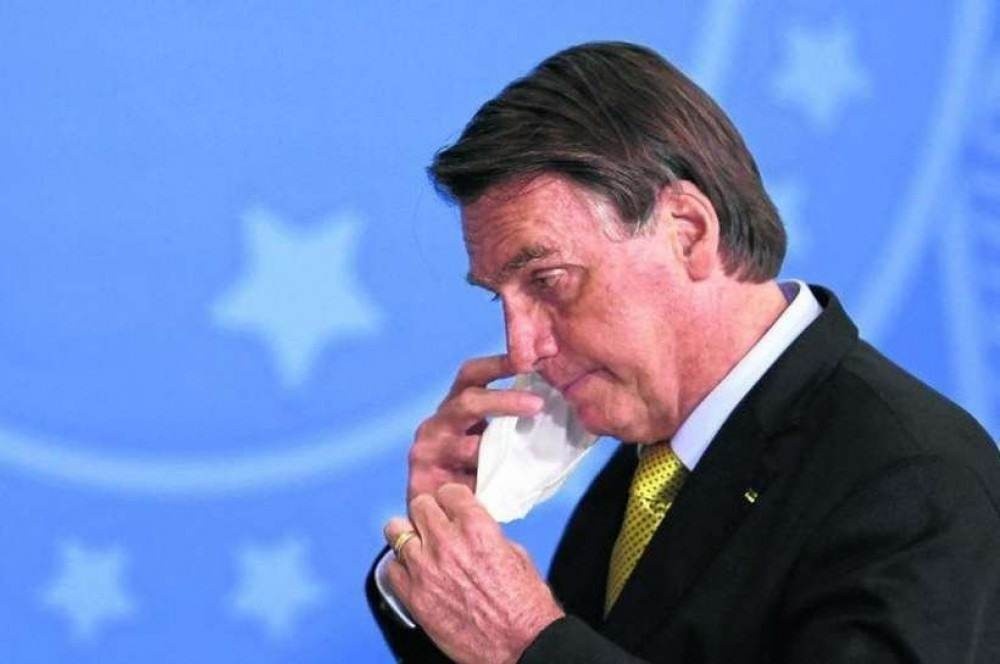 Sem poder entrar em restaurantes de NY, Bolsonaro come pizza na rua