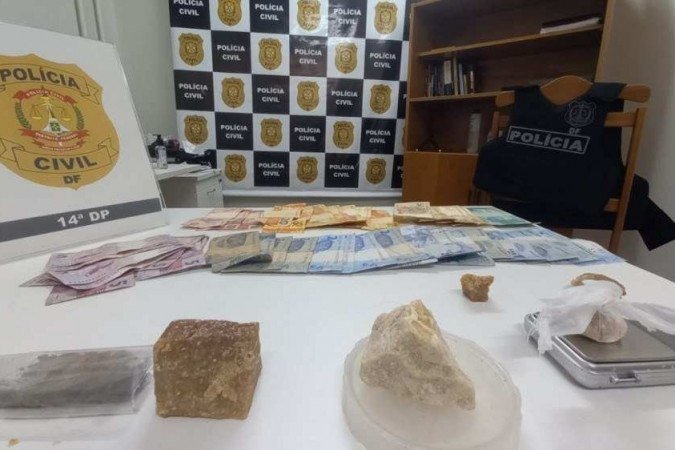 Drogas e dinheiro apreendidos na casa de um dos suspeitos de tentar assassinar jovem de 28 anos -  (crédito: PCDF/Divulgação)