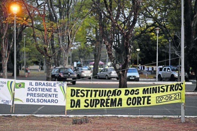  Além das barracas irregulares, bolsonaristas estenderam faixas com ataques ao Supremo -  (crédito: Minervino Júnior/CB/D.A Press)