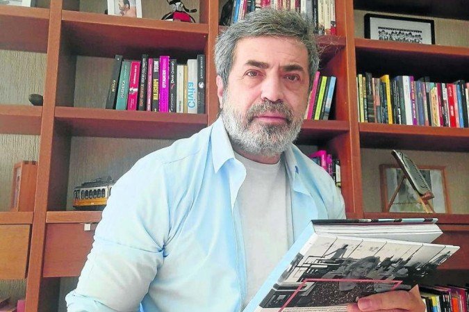 O jornalista Rosualdo Rodrigues, criador do Boníssimo!, foi o organizador do livro de Liana