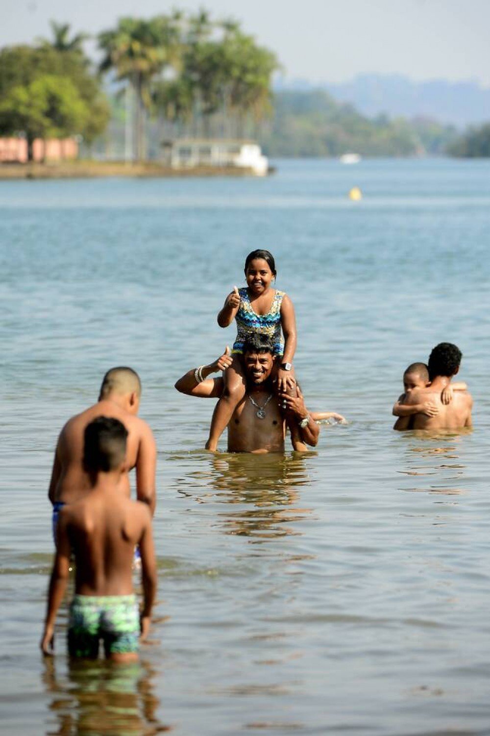Paulo Roberto da Silva Gomes com a filha Emilly Melo, 7 anos. 